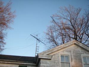 picture of house with old fashioned aerial antenna